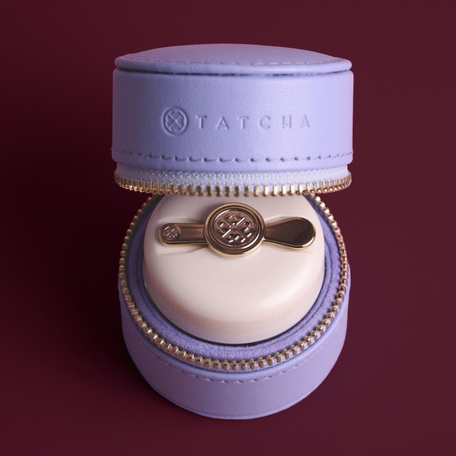 The Kissu holder with The Kissu Lip Mask